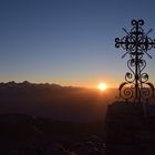 Sonnenaufgang beim Gipfelkreuz