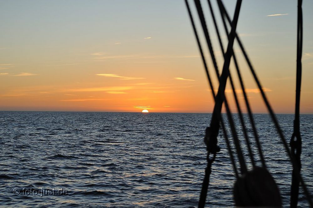 Sonnenaufgang beim Segeln