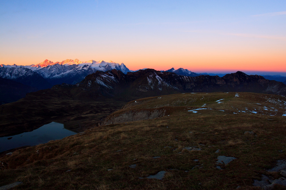 Sonnenaufgang Berner und Walliser Alpen