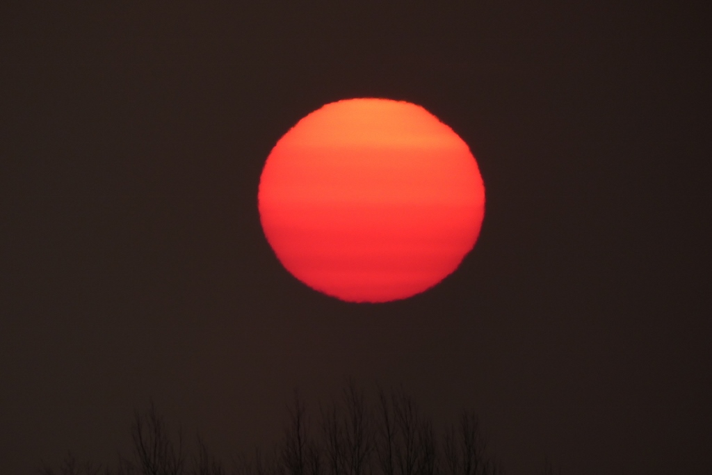 Sonnenaufgang blutrot, ein sichtbares Zeichen für einen Wetterumschwung