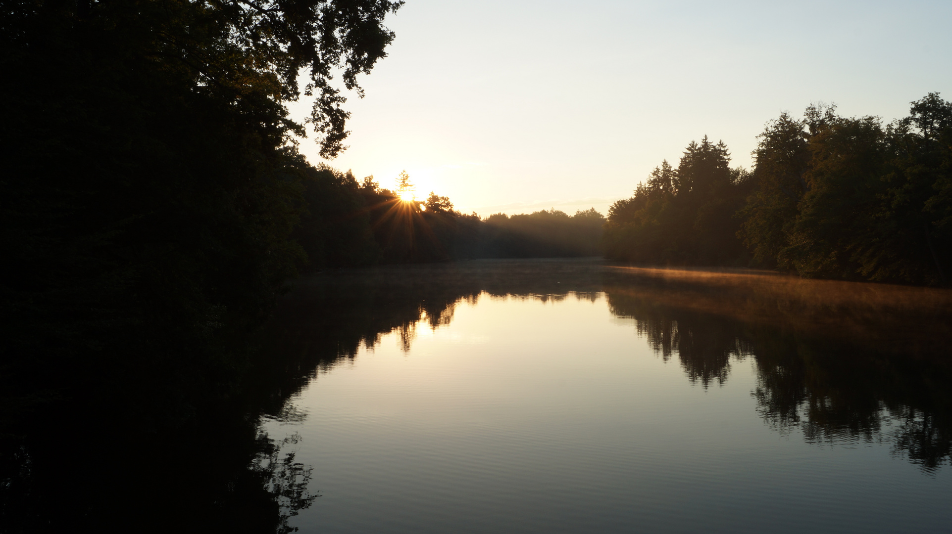 Sonnenaufgang - Dunst über dem See