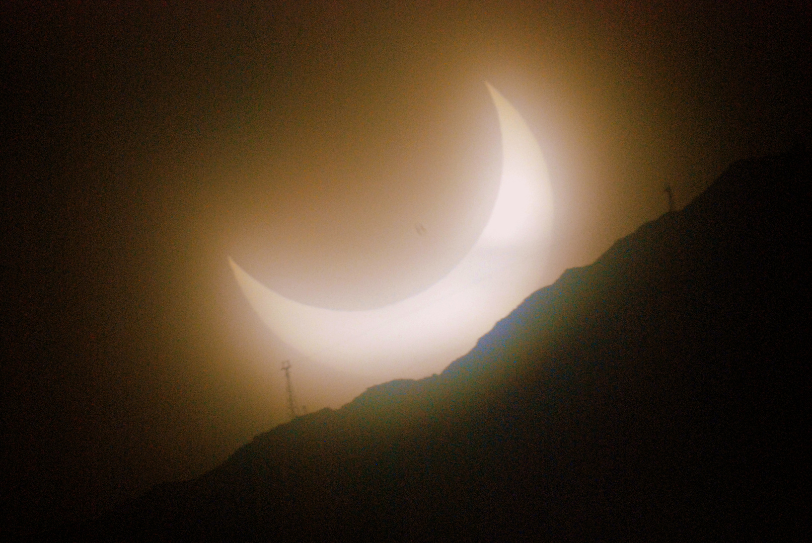 Sonnenaufgang einer partiellen Sonnenfinsternis in den Tiroler Bergen