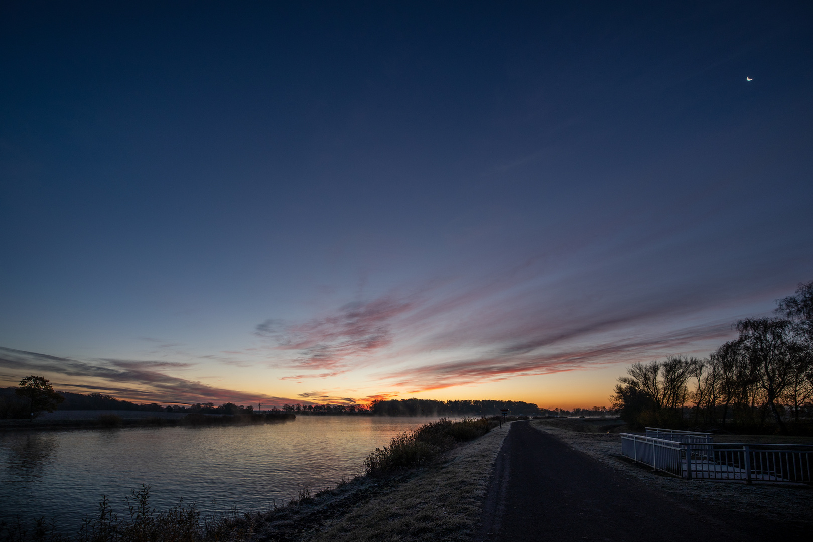 Sonnenaufgang ESK mit Mond 