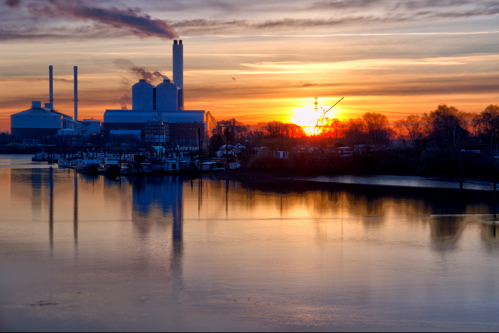 Sonnenaufgang Heizkraftwerk Tiefstak.