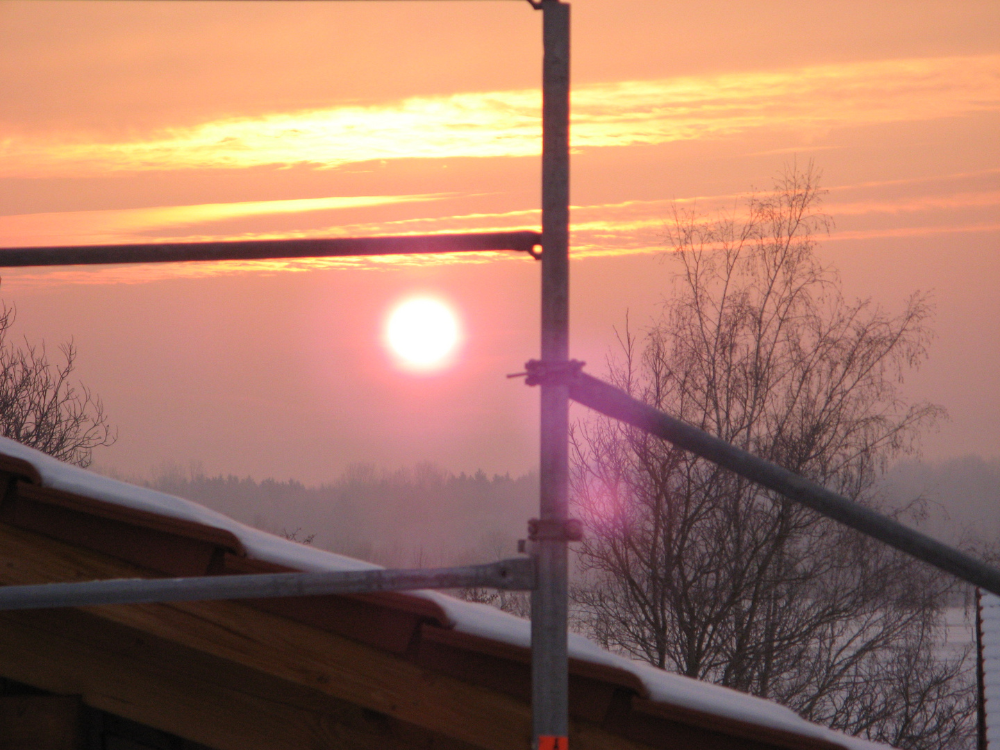 Sonnenaufgang hinter Baugerüst bei eisiger Kälte