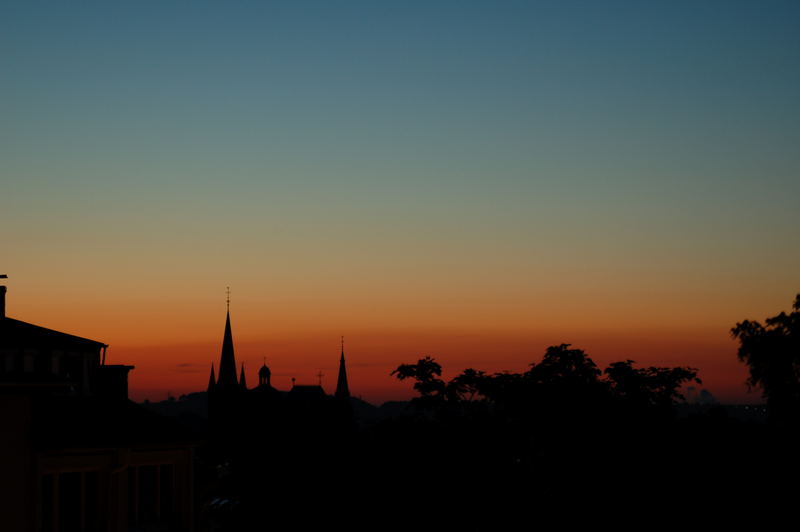 Sonnenaufgang hinter dem Aachener Dom