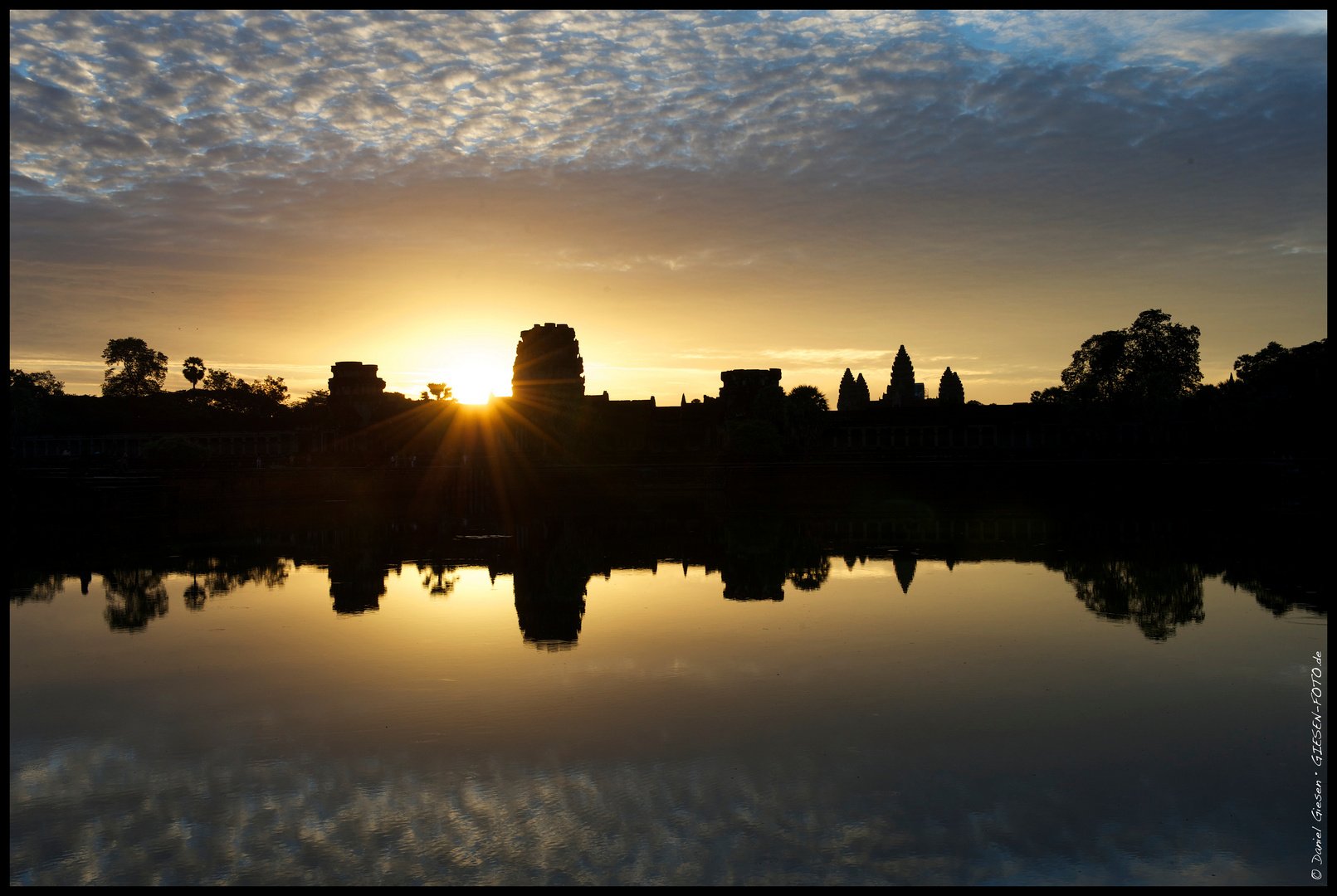 Sonnenaufgang hinter dem Angkor Wat Tempelkomplex, Cambodia