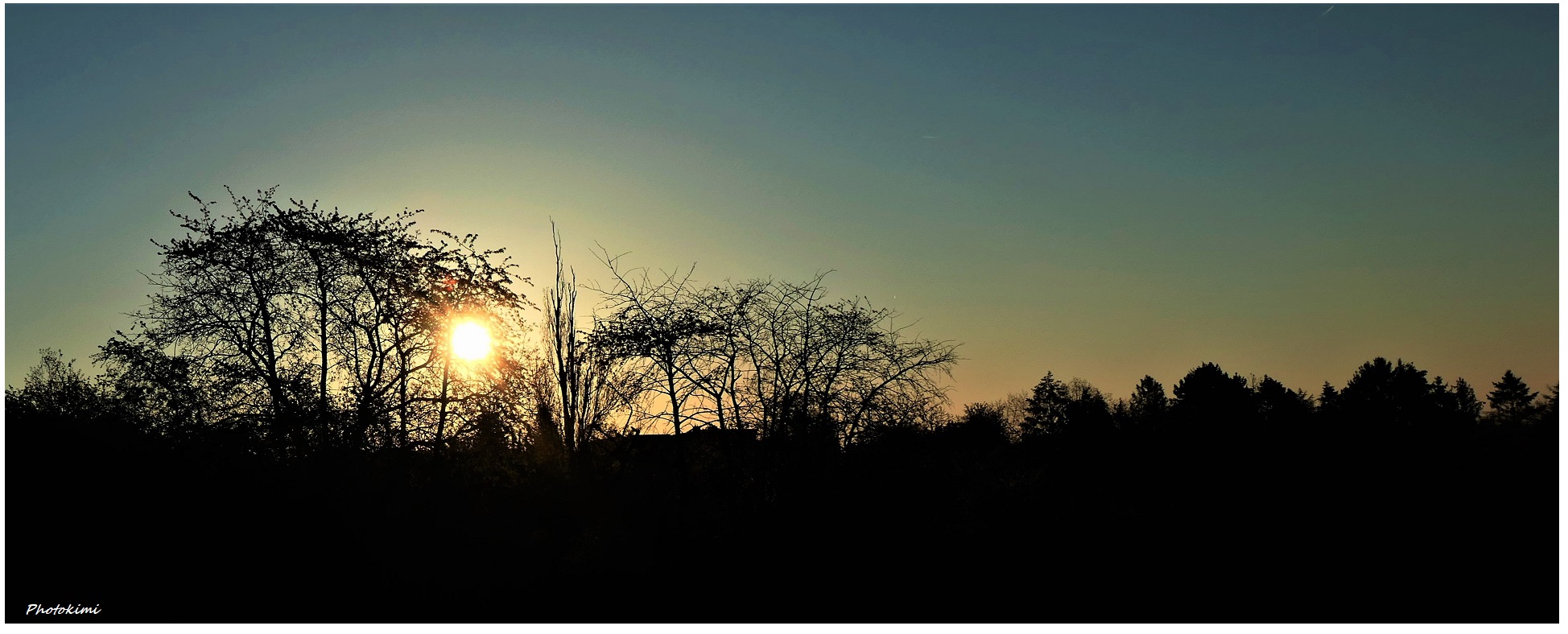 Sonnenaufgang hinter dem Hügel