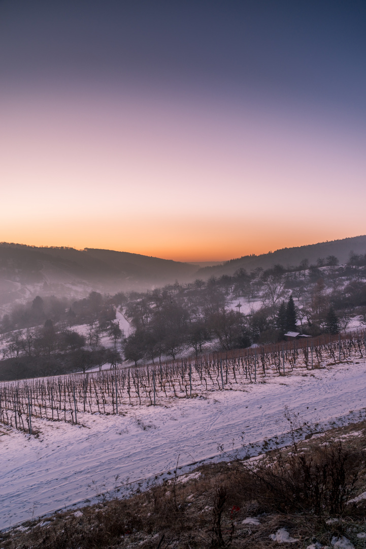 Sonnenaufgang hinter dem Hügel