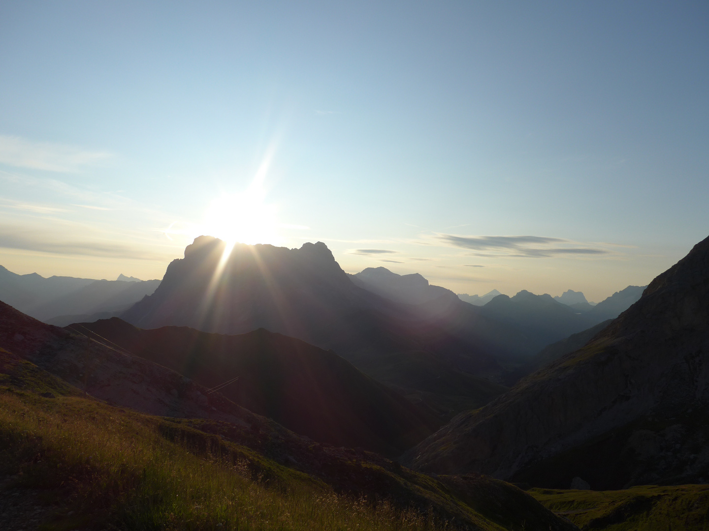 Sonnenaufgang hinter dem Plattkofel (Dolomiten)