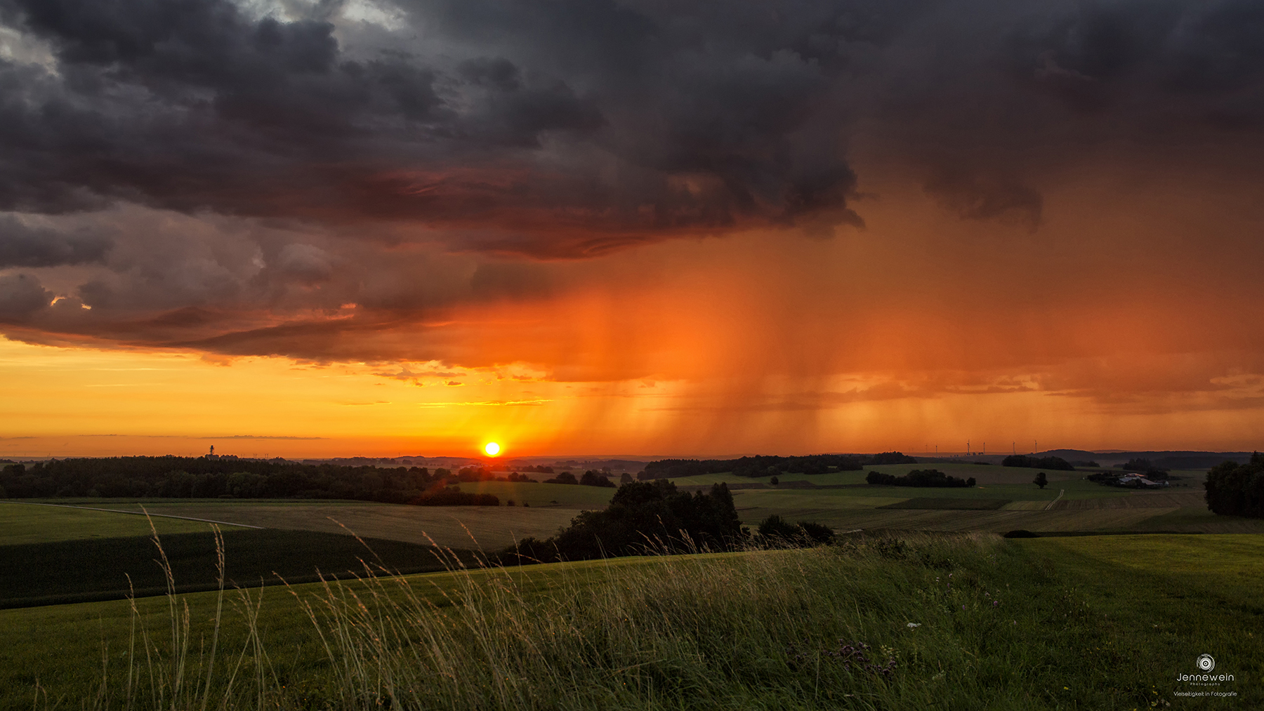 ~ Sonnenaufgang hinter dem Regenschleier ~