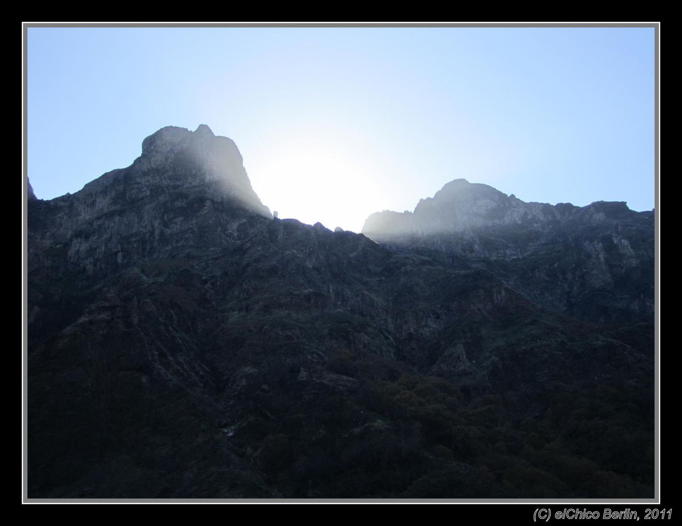 Sonnenaufgang hinter den Bergen