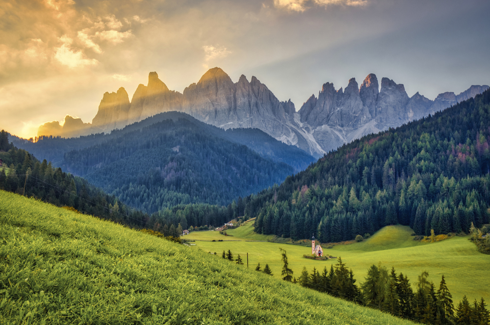 Sonnenaufgang hinter den Geislerspitzen im Villnösstal