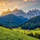 Sonnenaufgang hinter den Geislerspitzen im Villnösstal