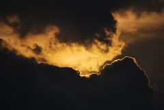 Sonnenaufgang hinter den Wolken