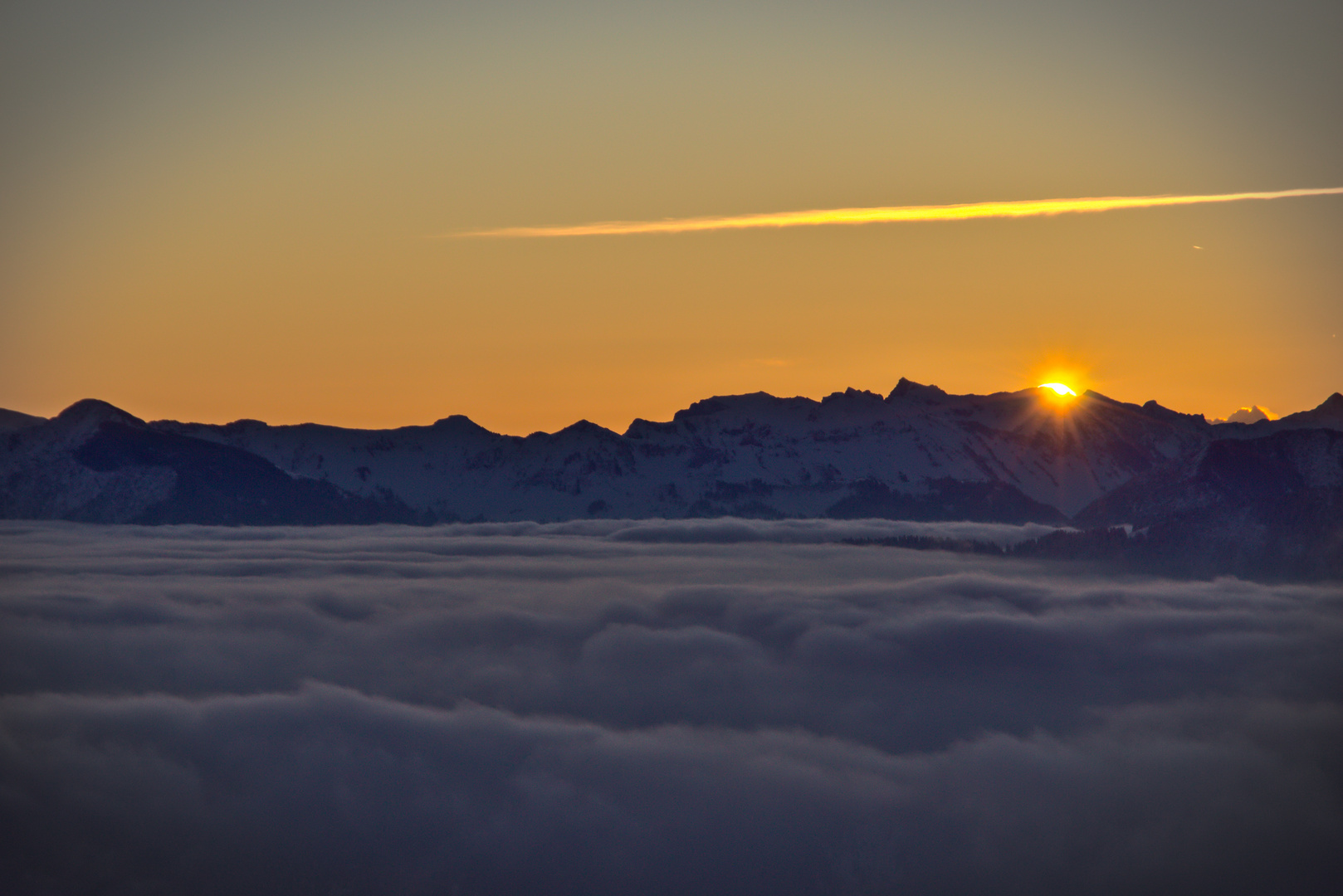 Sonnenaufgang hinter der Hochiss vom Herzogstand aus