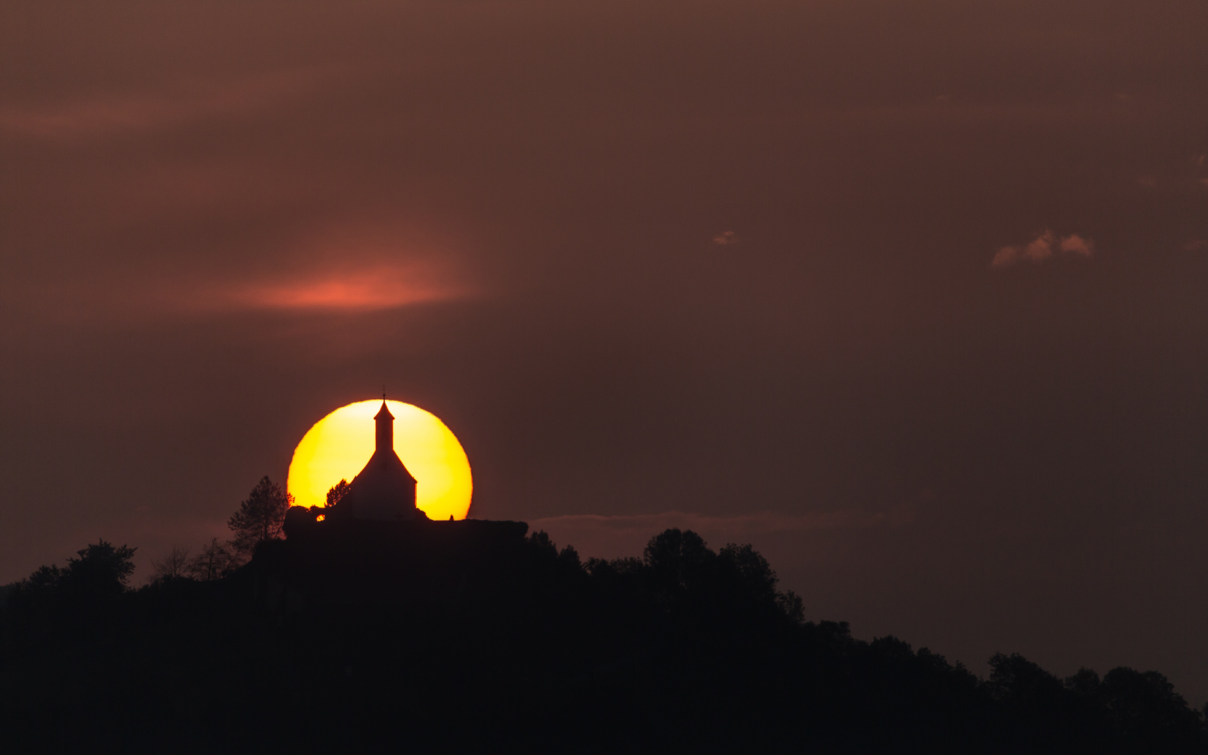 Sonnenaufgang hinter der Wurmlinger Kapelle