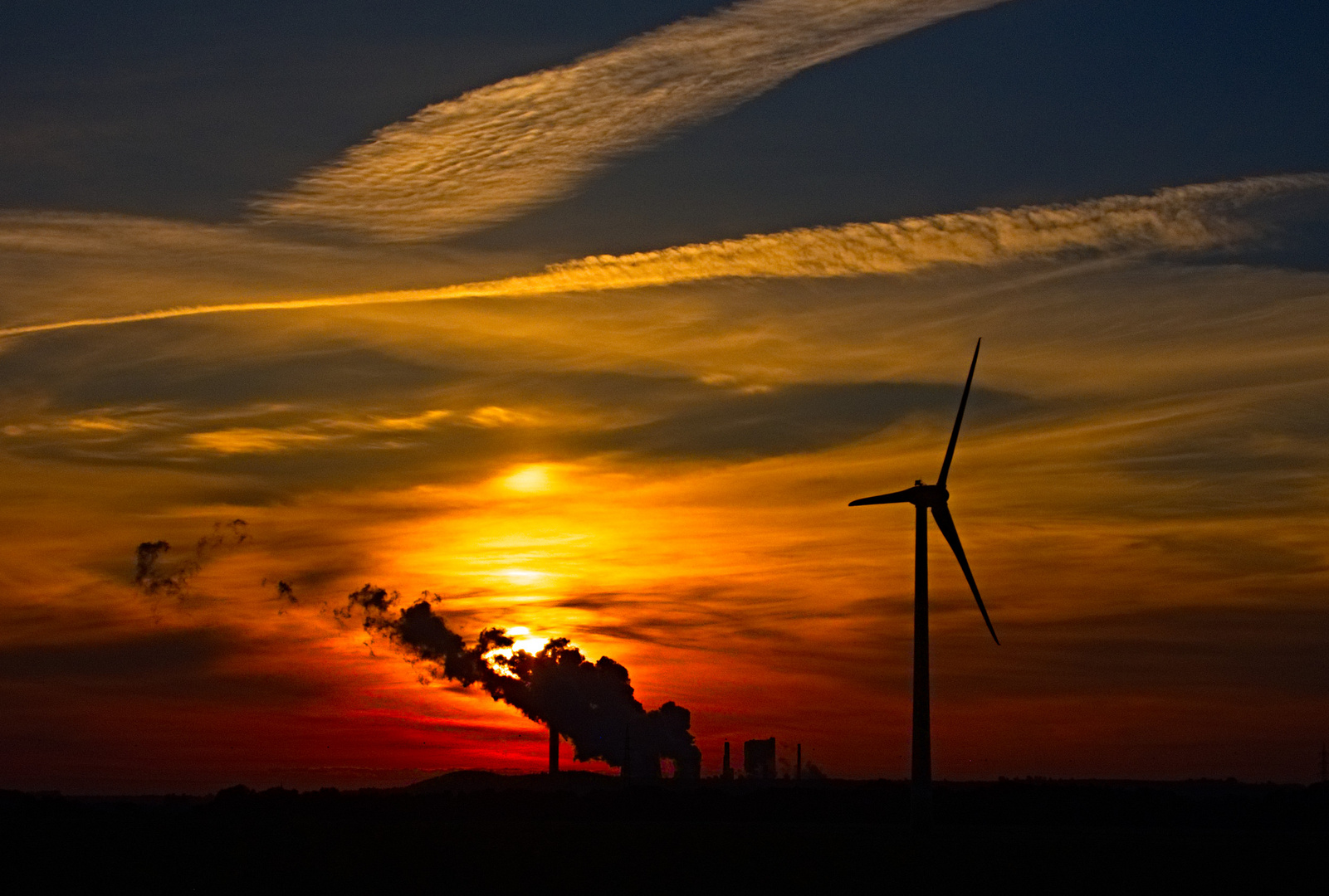 Sonnenaufgang hinter einem Braunkohlekraftwerk