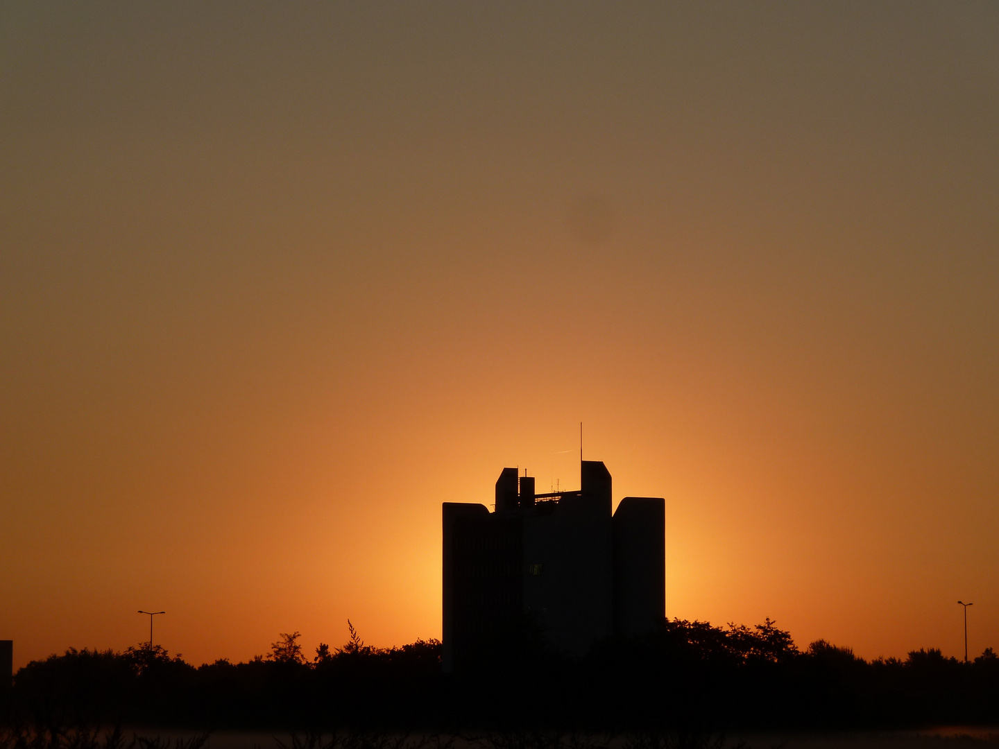 sonnenaufgang hinter einen gebäude in karlsruhe