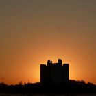 sonnenaufgang hinter einen gebäude in karlsruhe