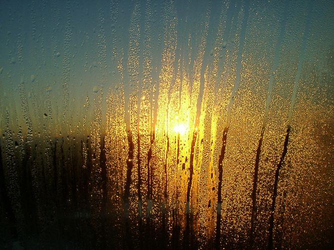 Sonnenaufgang hinter einer Scheibe mit Kondenswasser!