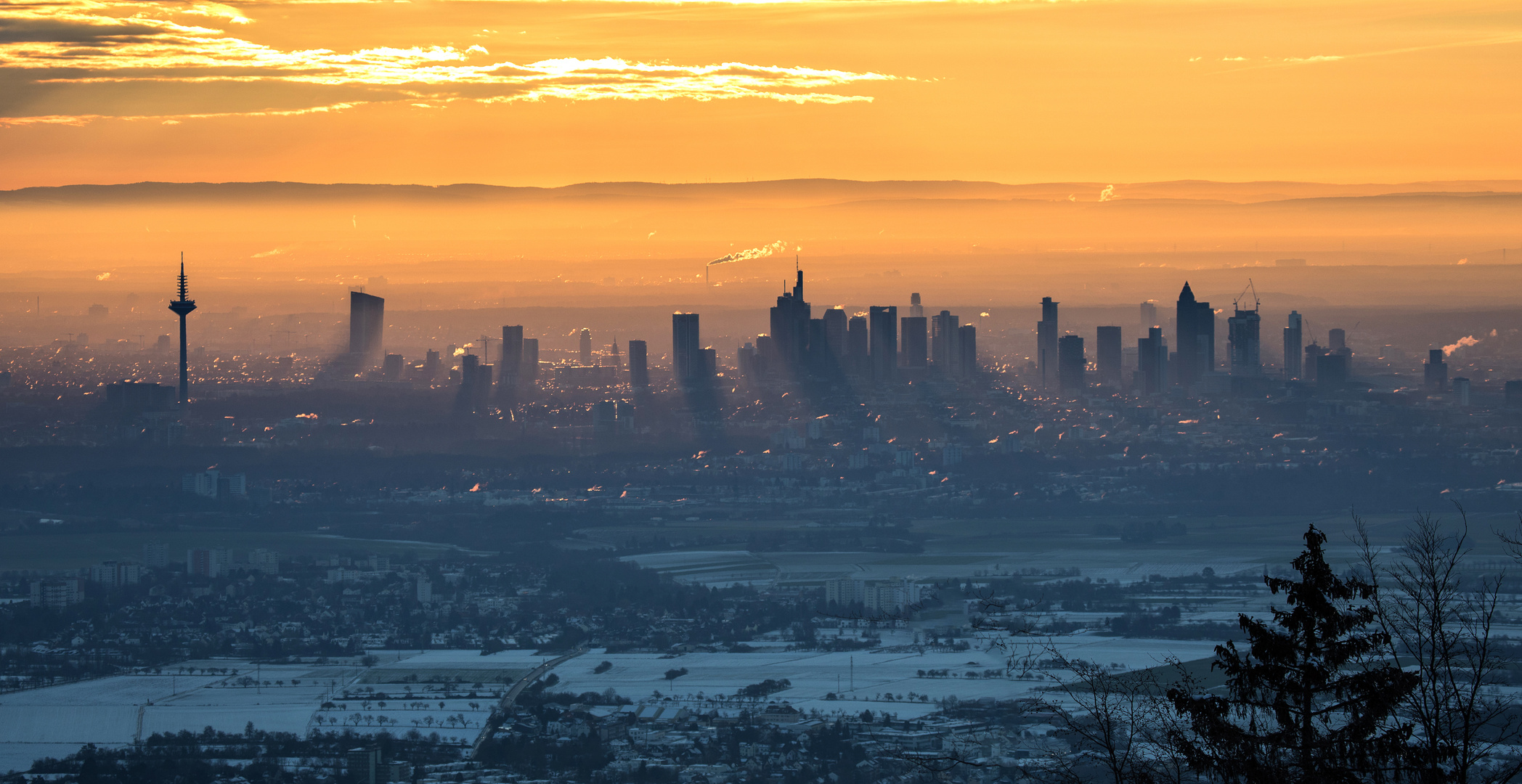 Sonnenaufgang hinter Frankfurt