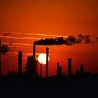 Sonnenaufgang hinter Industrieanlage