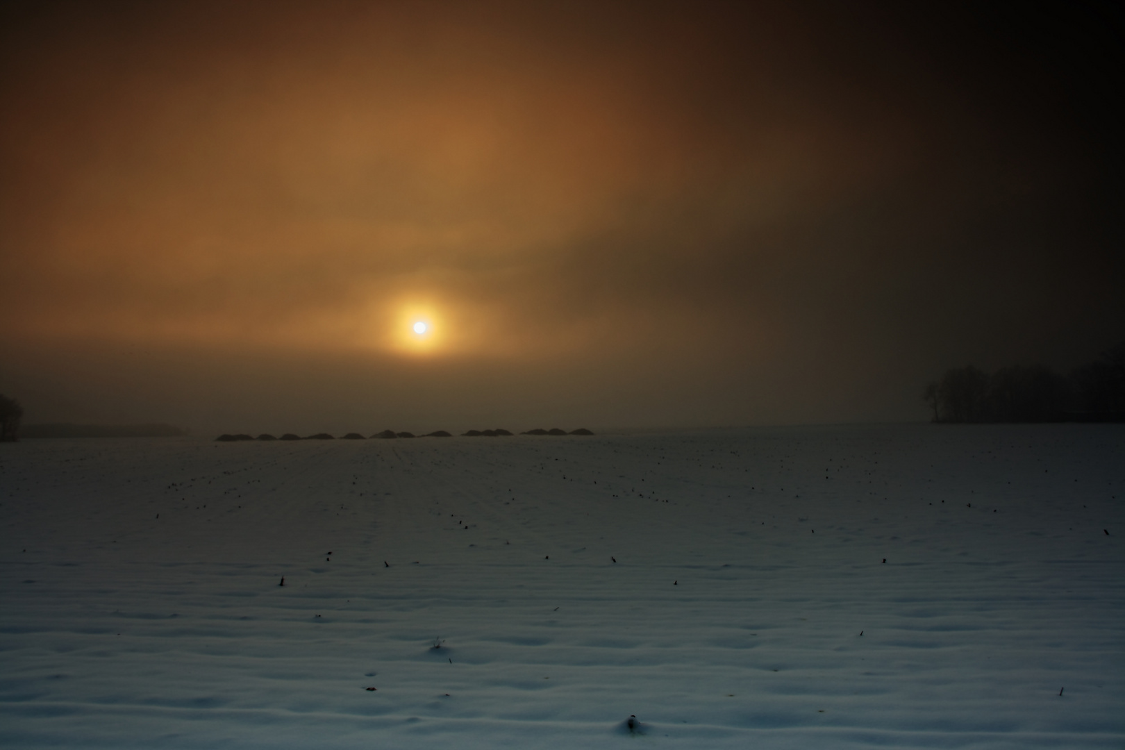 Sonnenaufgang hinter Nebelwand