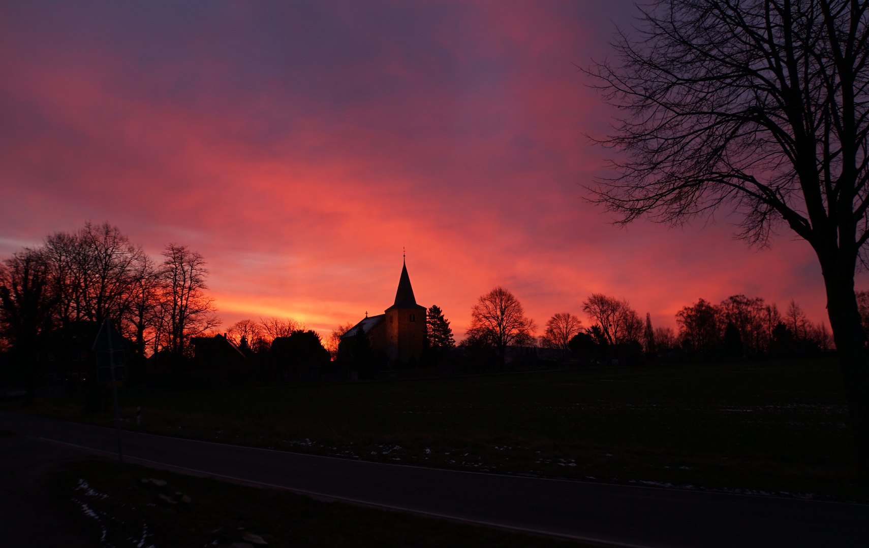 Sonnenaufgang hinter St. Johannis, Nordstemmen