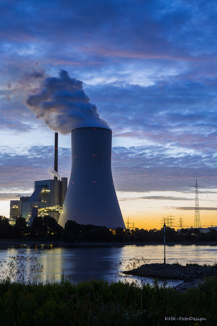 Sonnenaufgang hinter STEAG Kraftwerk Duisburg Walsum.