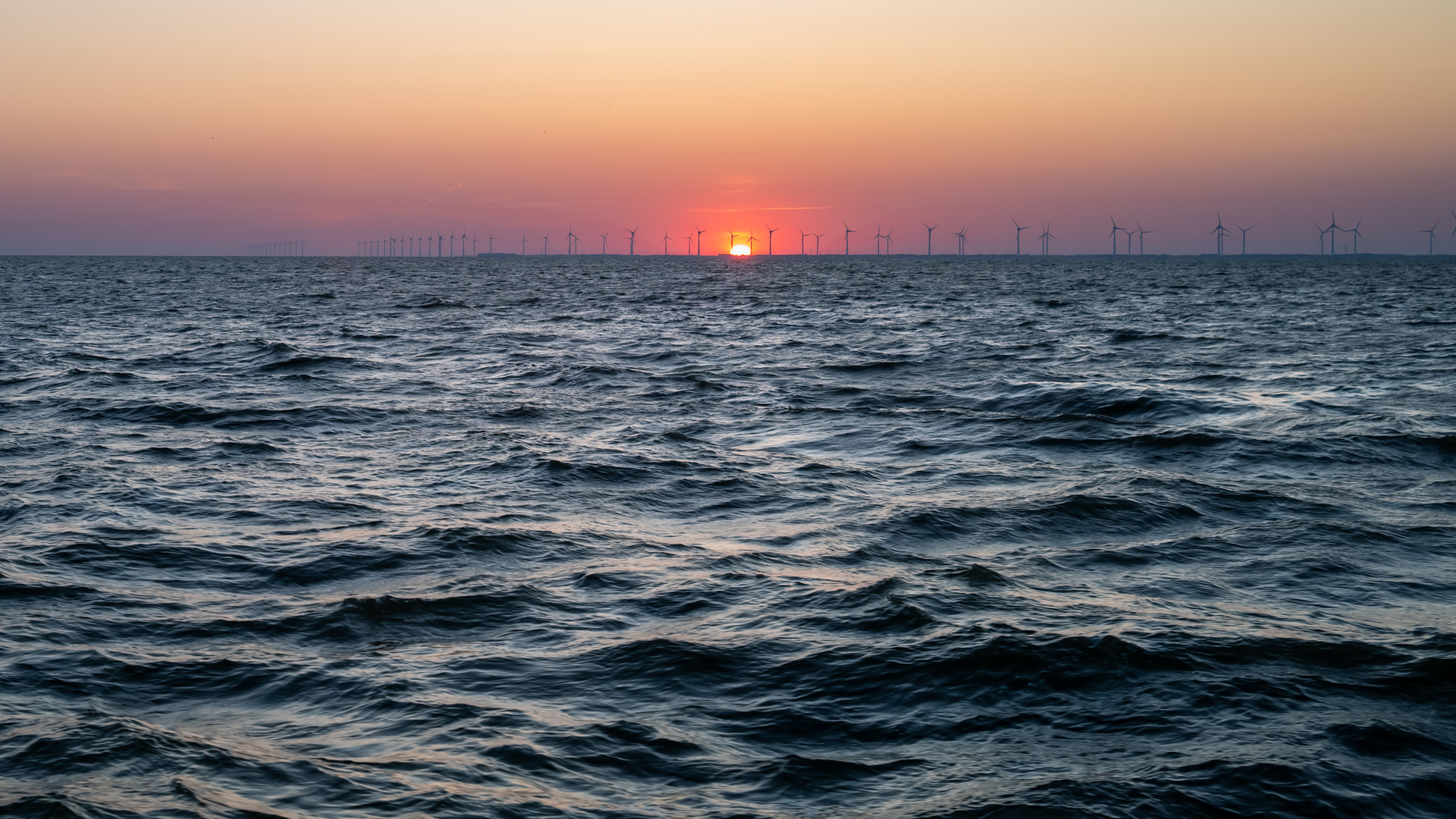 Sonnenaufgang hinter Windpark