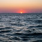 Sonnenaufgang hinter Windpark