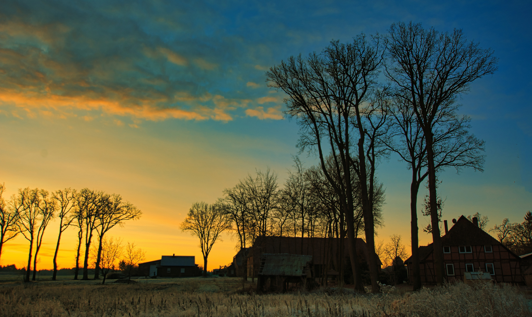 Sonnenaufgang hinter`m Bauernhof