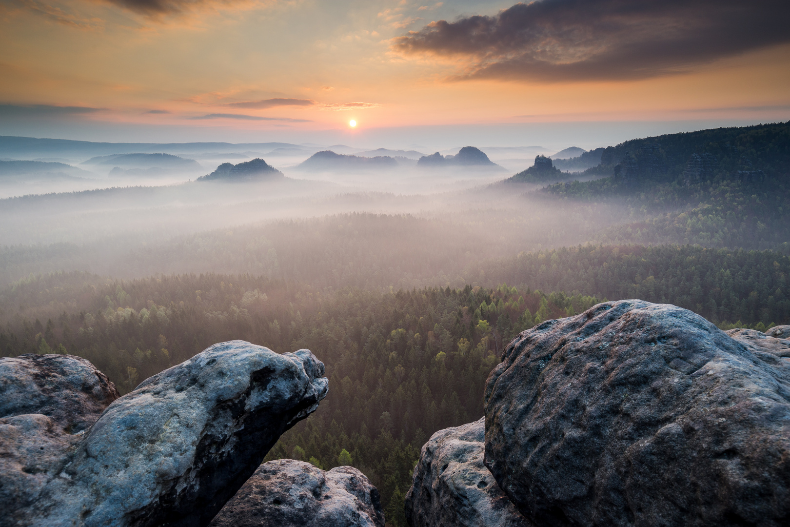 Sonnenaufgang im Elbsandsteingebirge