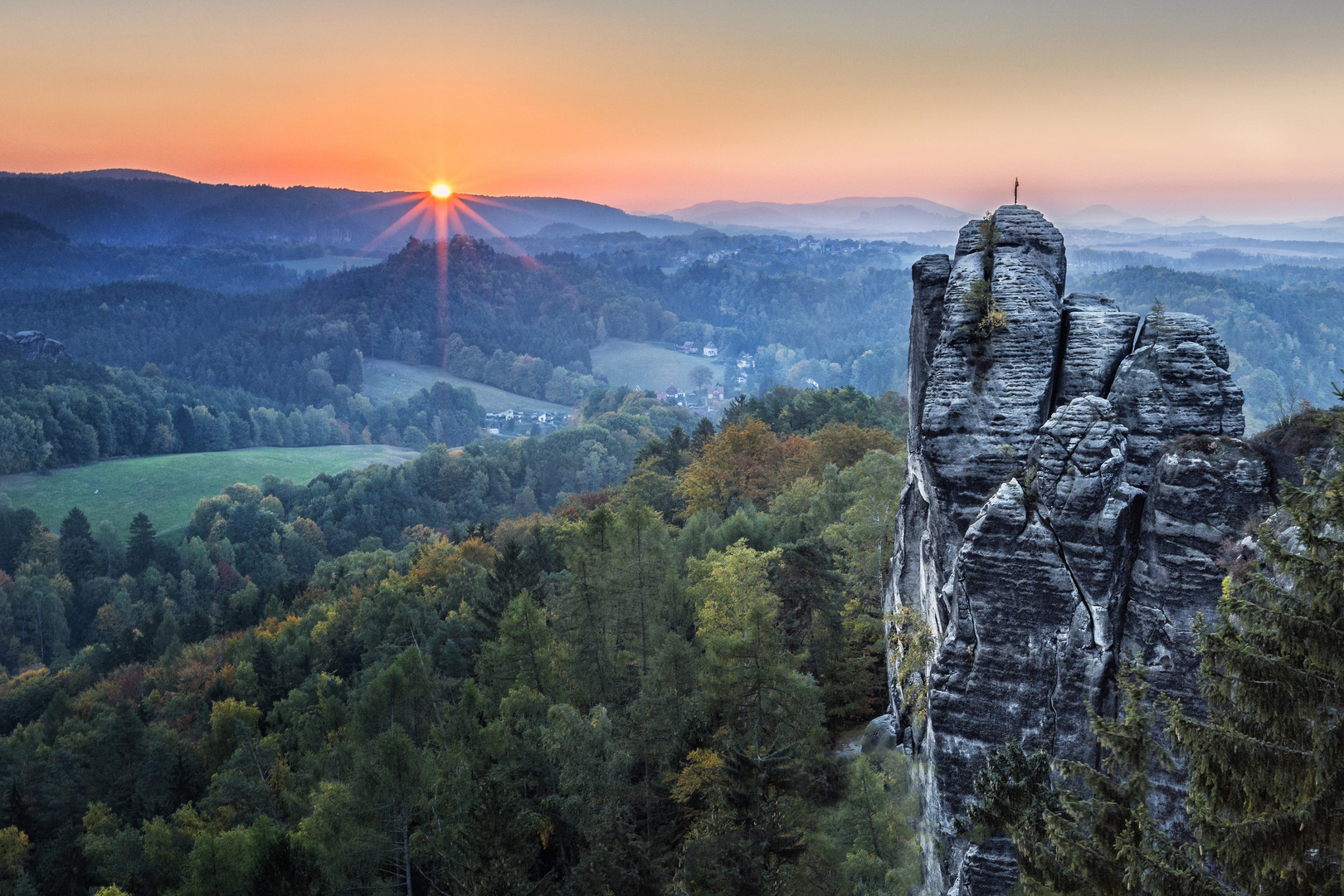 Sonnenaufgang im Elbsandsteingebirge