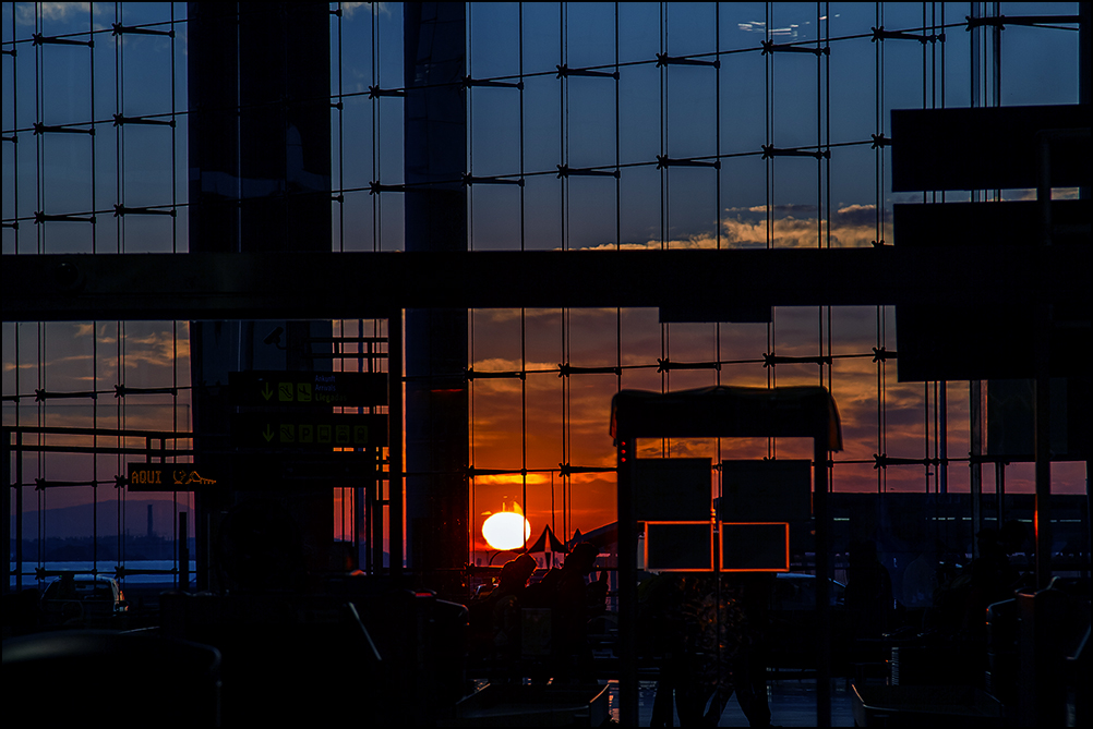 Sonnenaufgang im Flughafengebäude von Malaga