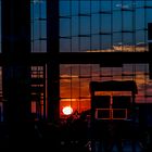 Sonnenaufgang im Flughafengebäude von Malaga
