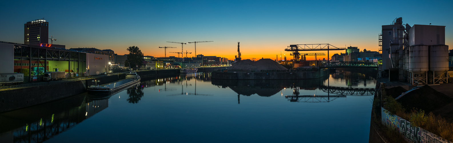 Sonnenaufgang im Frankfurter Osthafen