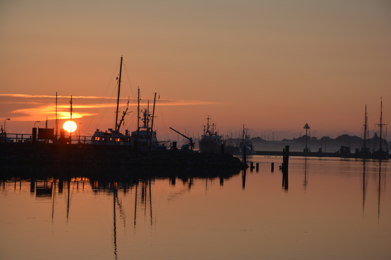 Sonnenaufgang im Hafen