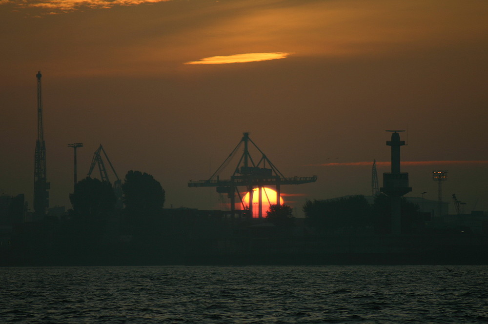 Sonnenaufgang im Hafen