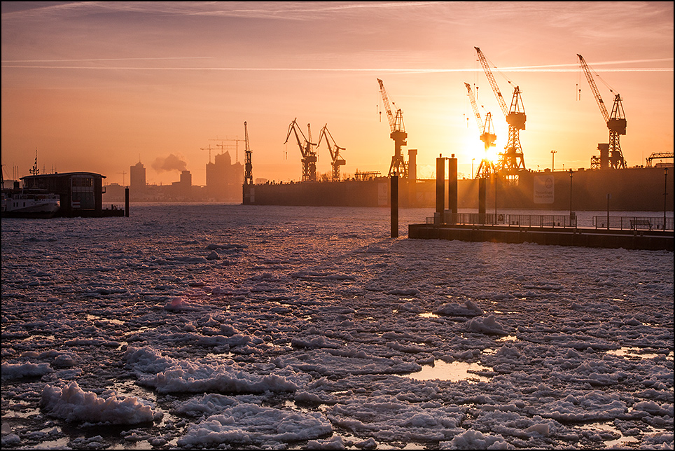 Sonnenaufgang im Hafen