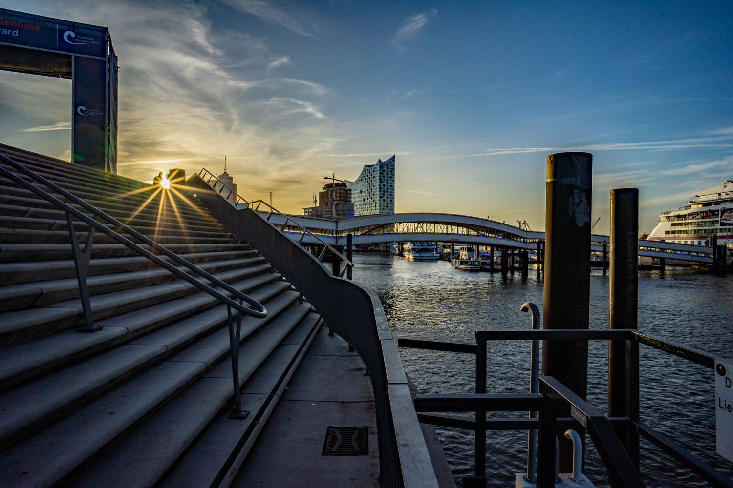 Sonnenaufgang im Hafen