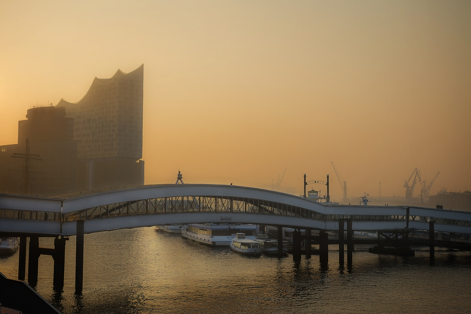 Sonnenaufgang im Hafen