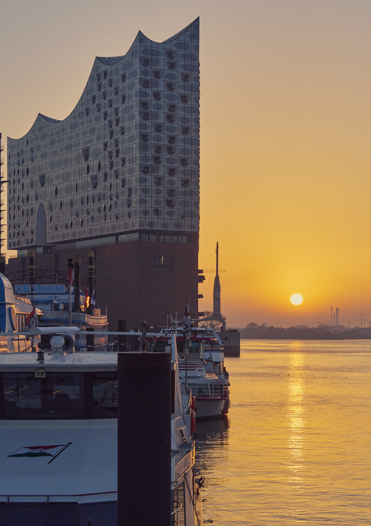 Sonnenaufgang im Hafen