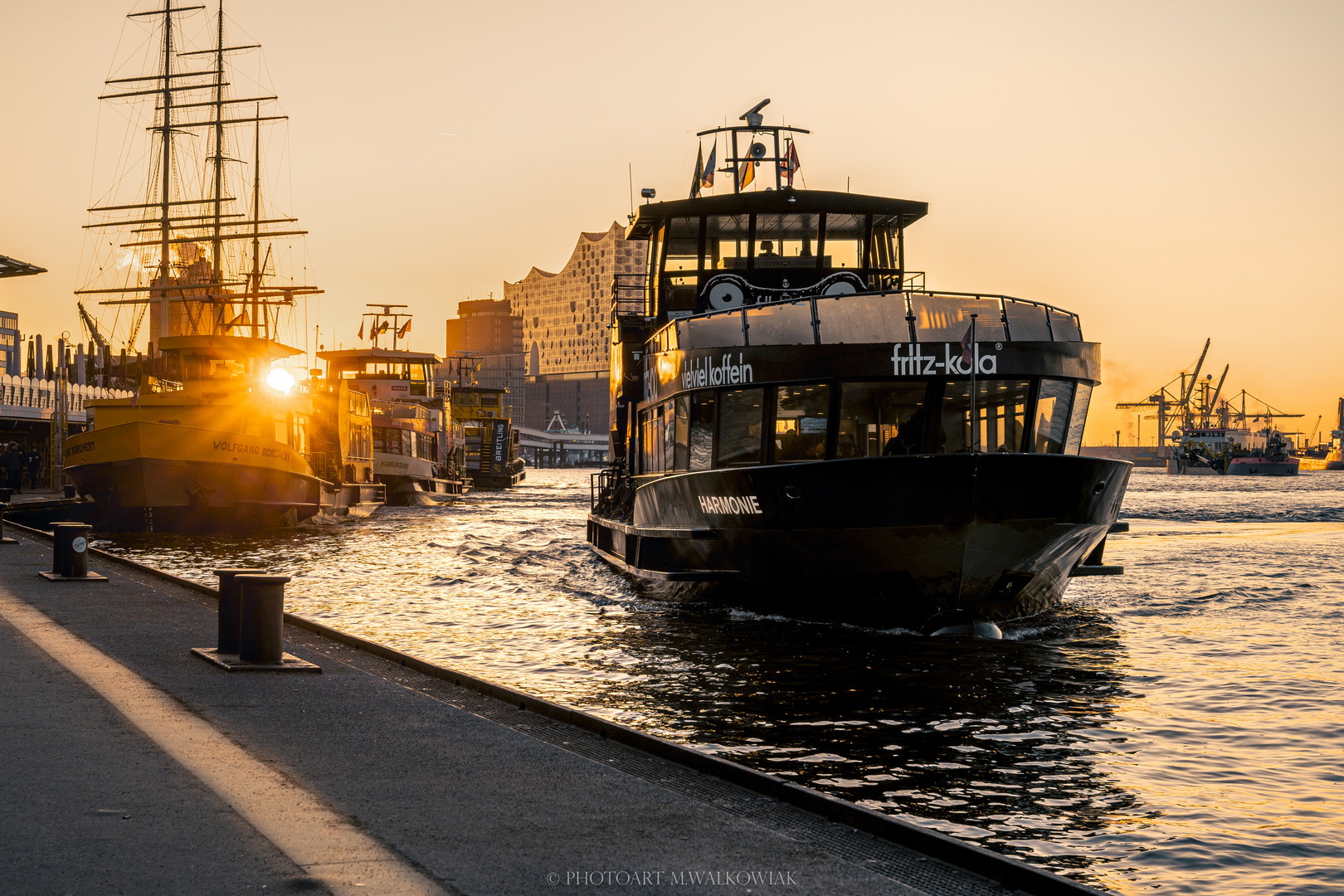 Sonnenaufgang im Hafen 