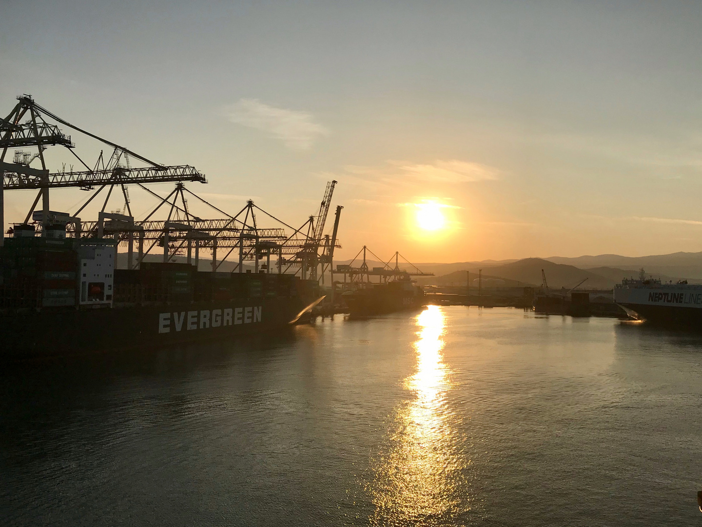 Sonnenaufgang im Hafen