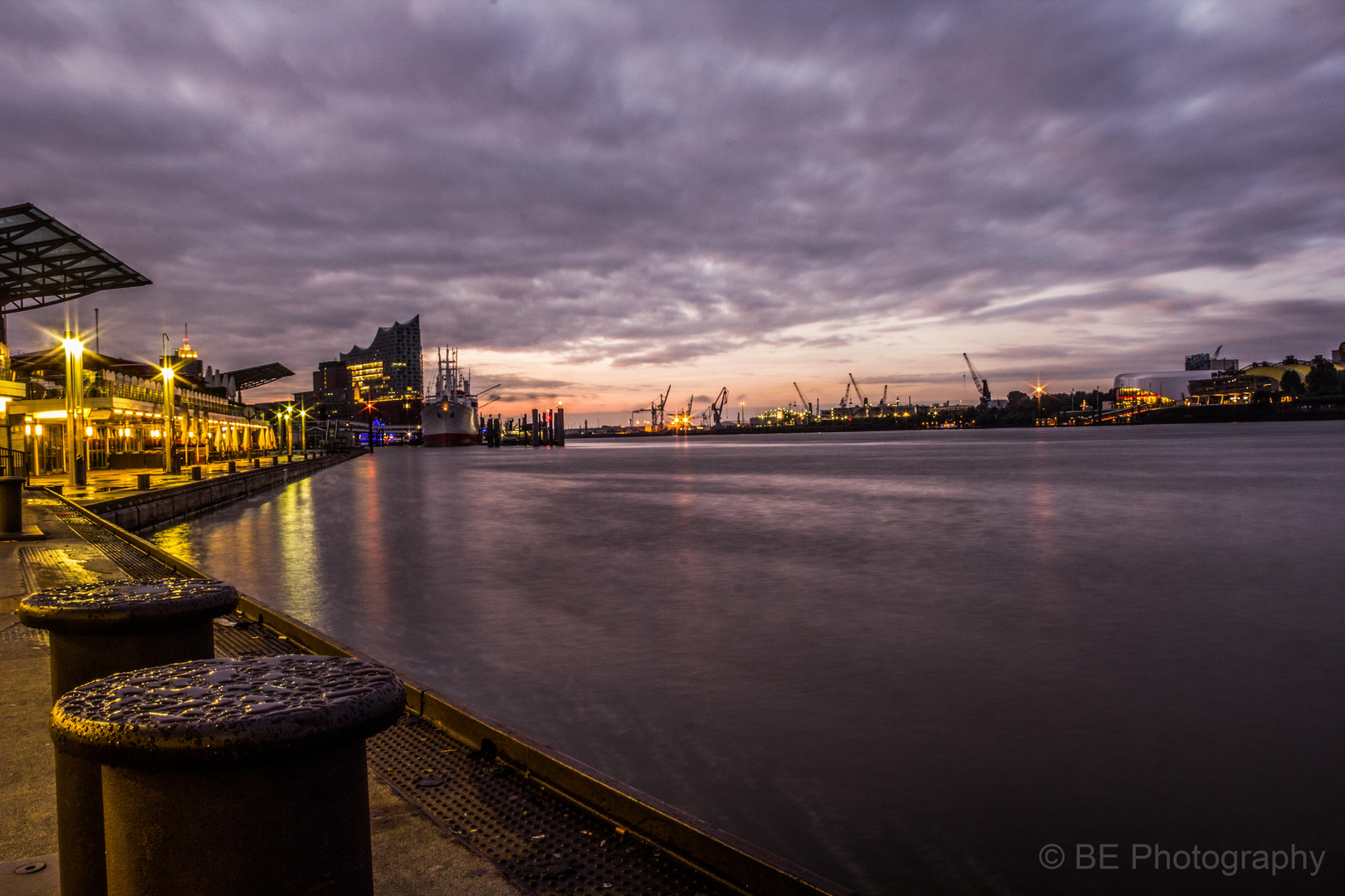 Sonnenaufgang im Hafen