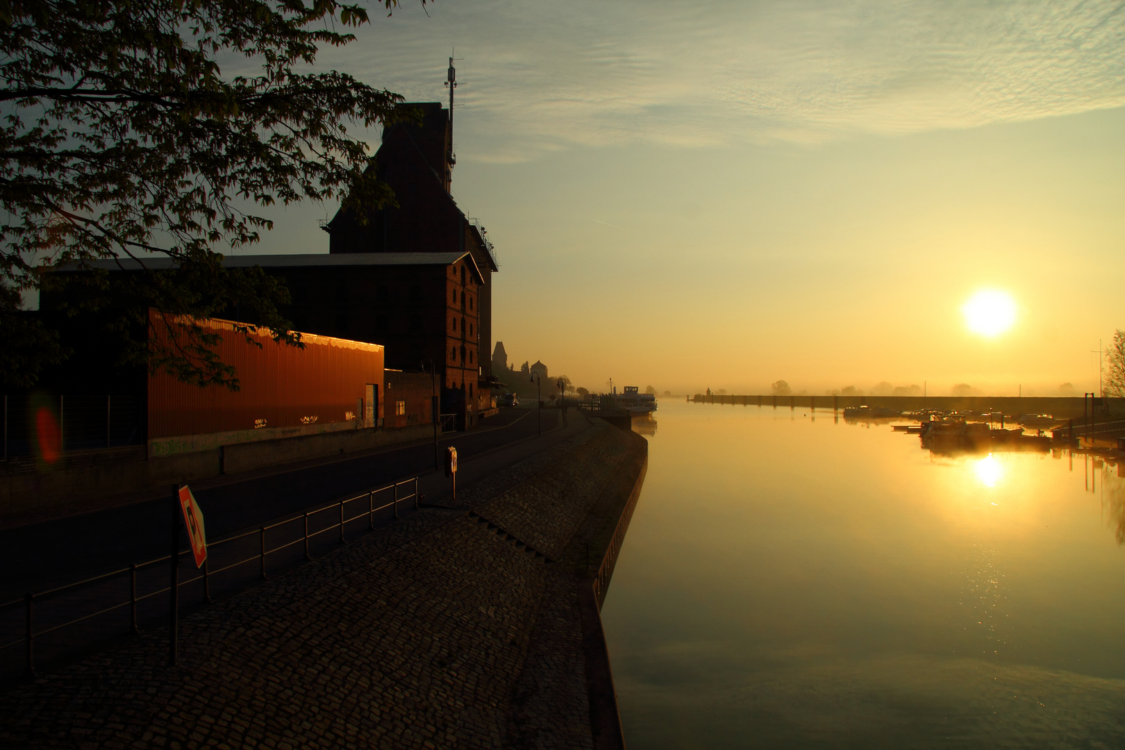 Sonnenaufgang im Hafen Tangermünde