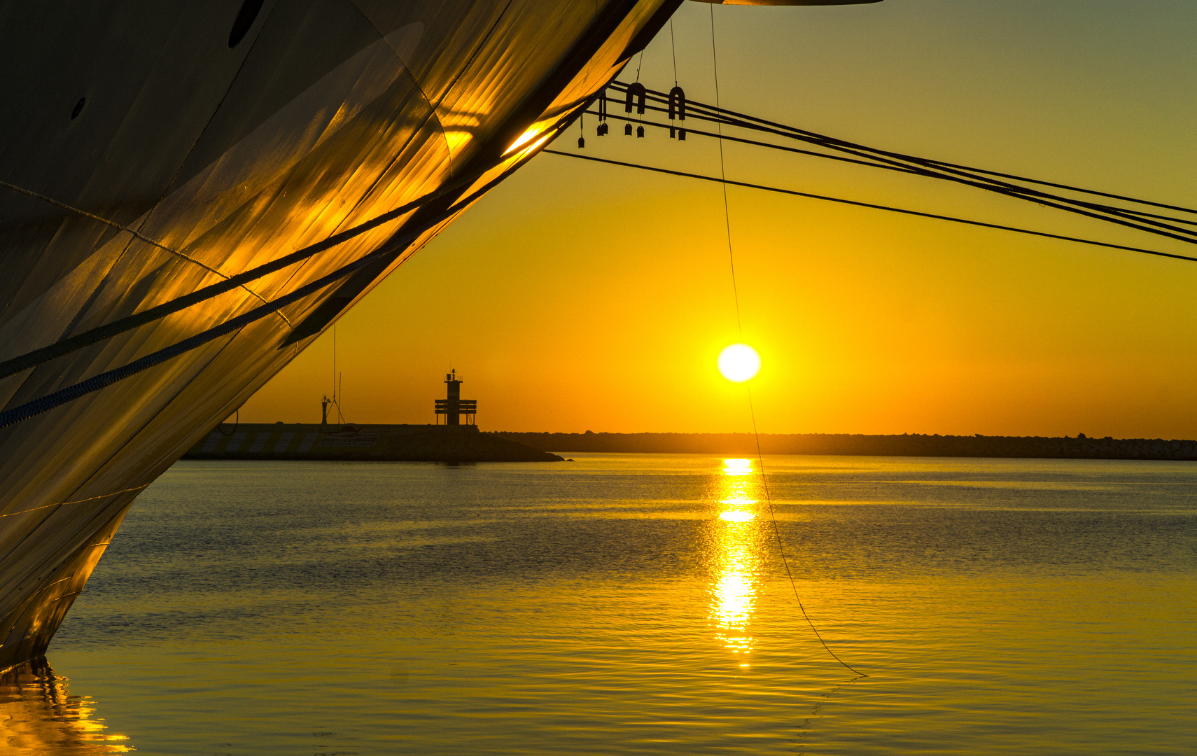 Sonnenaufgang im Hafen von Antalya