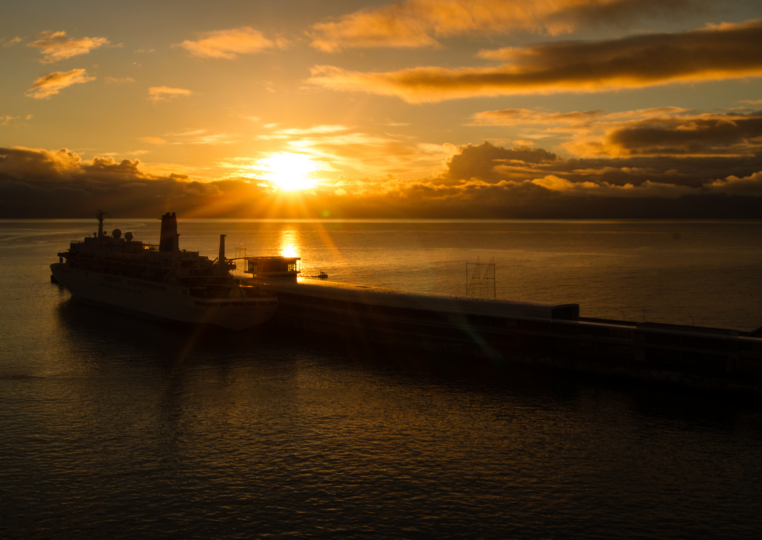 Sonnenaufgang im Hafen von Fenchal